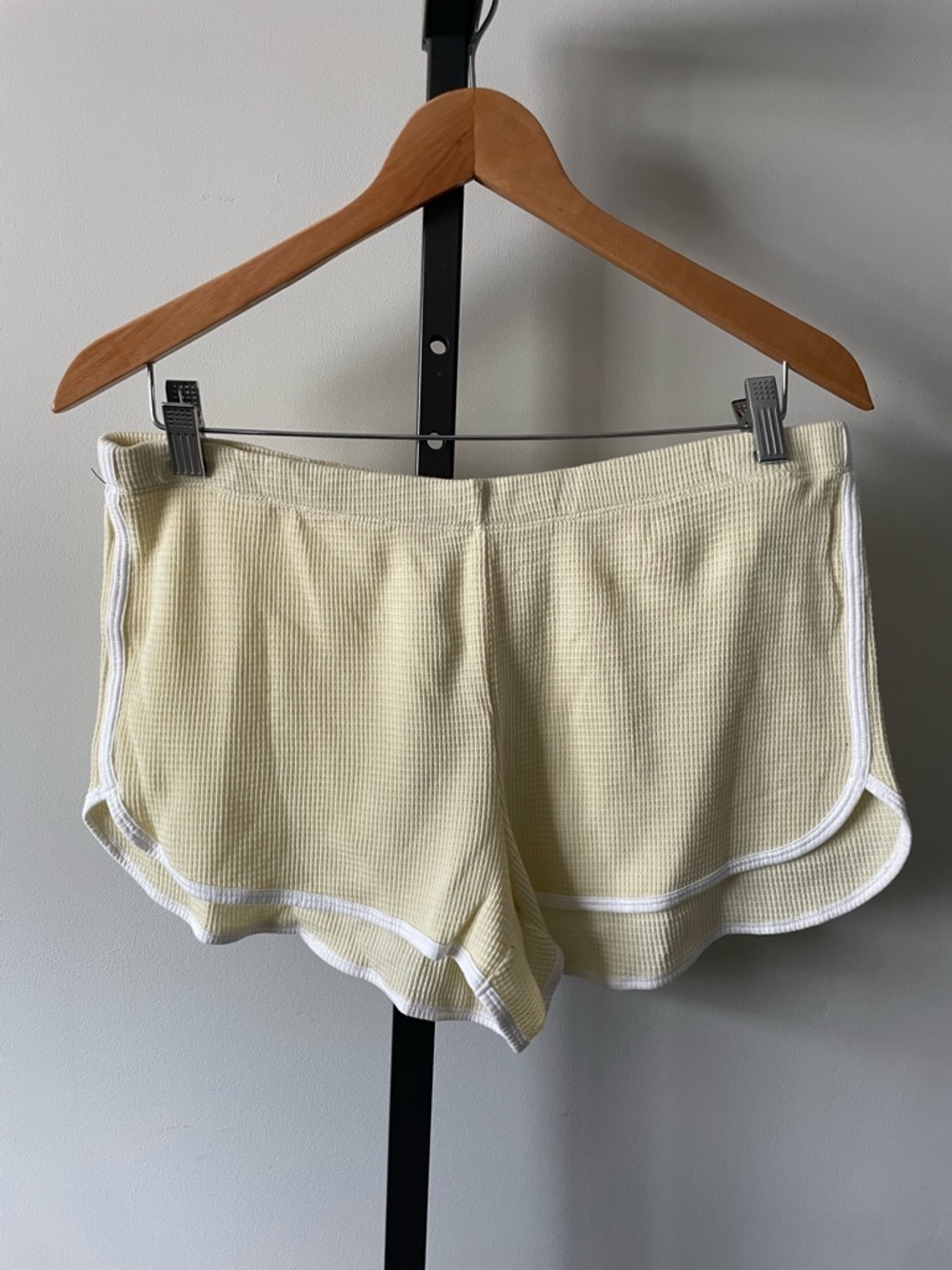 NEW TNA Waffle Jogging Running Shorts Yellow White Lounge Size Large NWOT